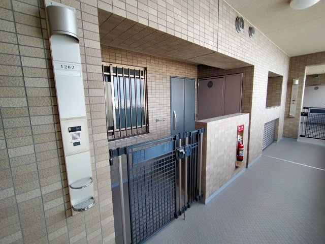 コスモシティガーデンズ城東のその他共用部分|玄関には独立感を演出するポーチがございます。