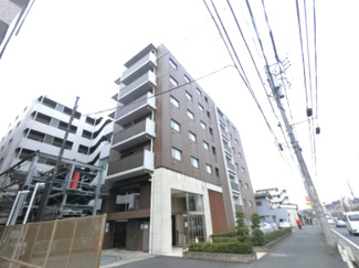 【外観】 | 総戸数５３戸、平成２２年３月築、管理人は日勤勤務につき管理体制良好です♪