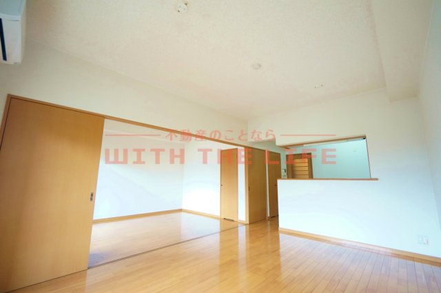 メゾンドーム【10，000円キャッシュバック対象物件】の居間・リビング|ゆったりとしたリビングです