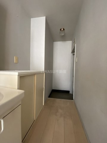 三上ビルの玄関