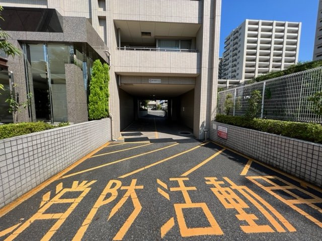 センチュリースクエア藤ヶ丘の駐輪場|駐車場入口