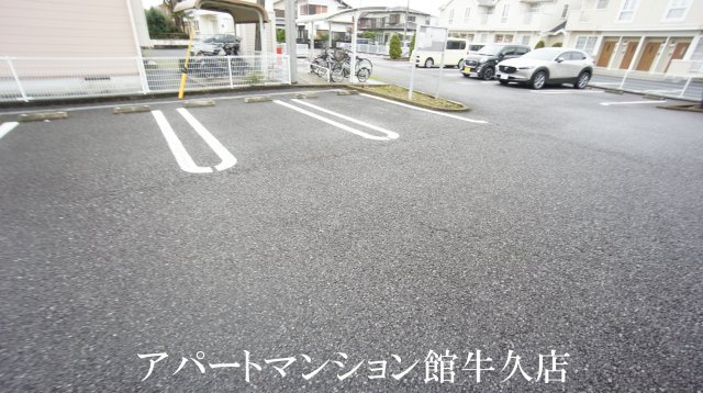 フラワーBの駐車場