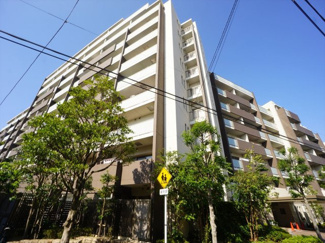 【外観】 | 2011年築、総戸数185戸のマンション。千歳船橋駅まで徒歩10分圏内。