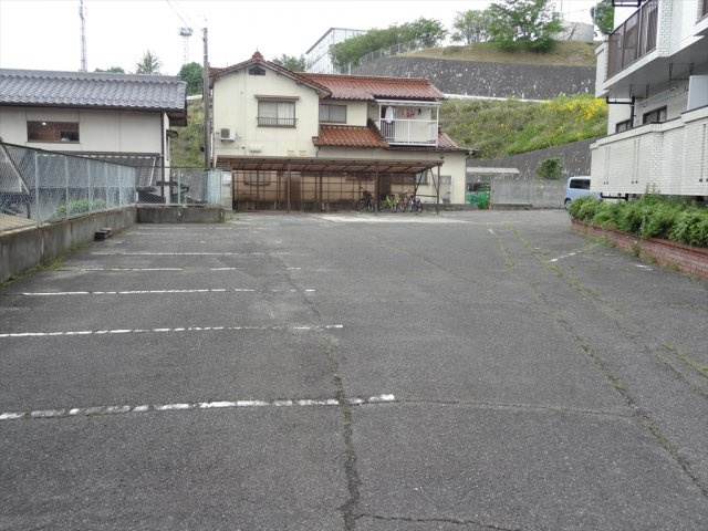 Calm西条中央の駐車場