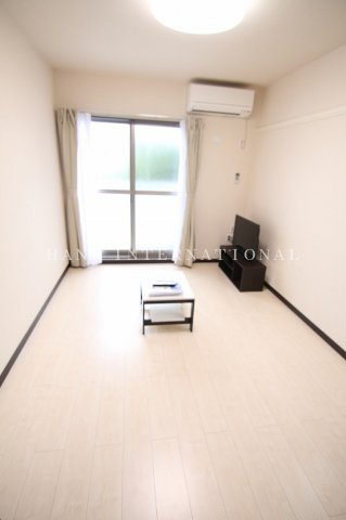 レオネクストルフェリ の居間・リビング|2階以上のお部屋は絨毯仕様です。