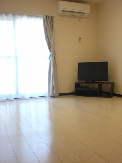 レオネクストルフェリ の居間・リビング|2階以上のお部屋は絨毯仕様です。