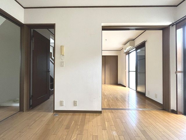 孕西町貸家の居間・リビング|お食事も楽しめる居間になります