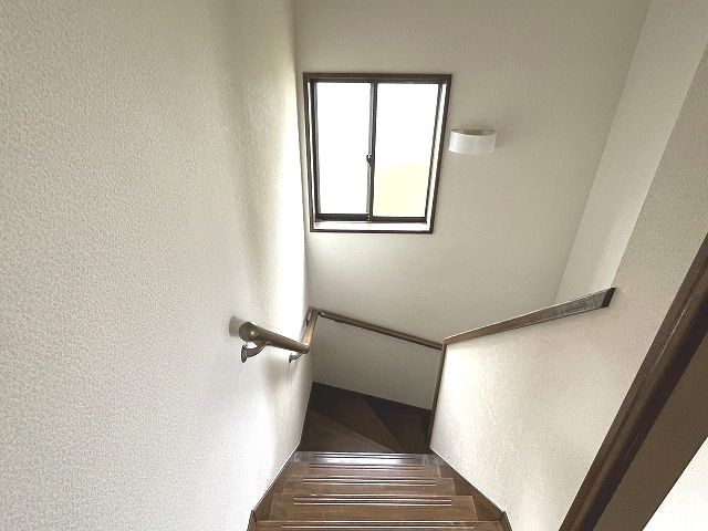 孕西町貸家の内装|階段