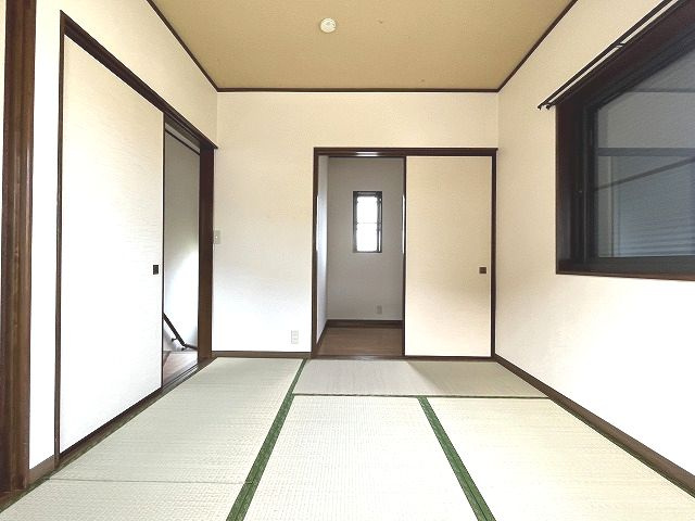 孕西町貸家の和室|収納のある和室です