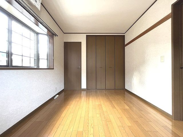 孕西町貸家の洋室|収納付きの洋室です