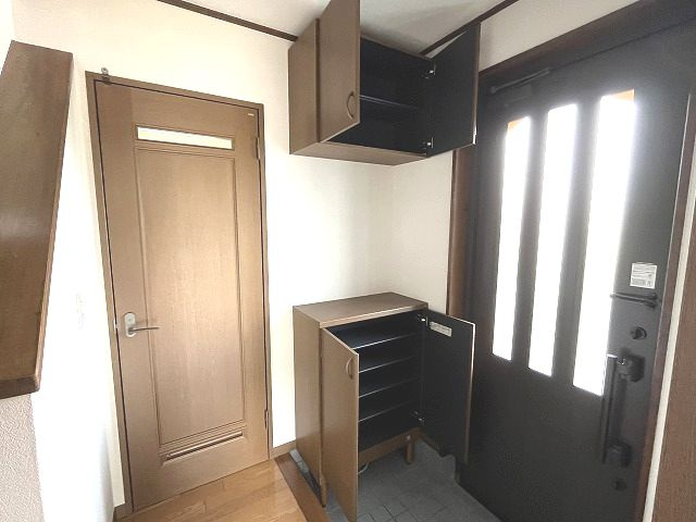 孕西町貸家の玄関|豊富な収納になっております