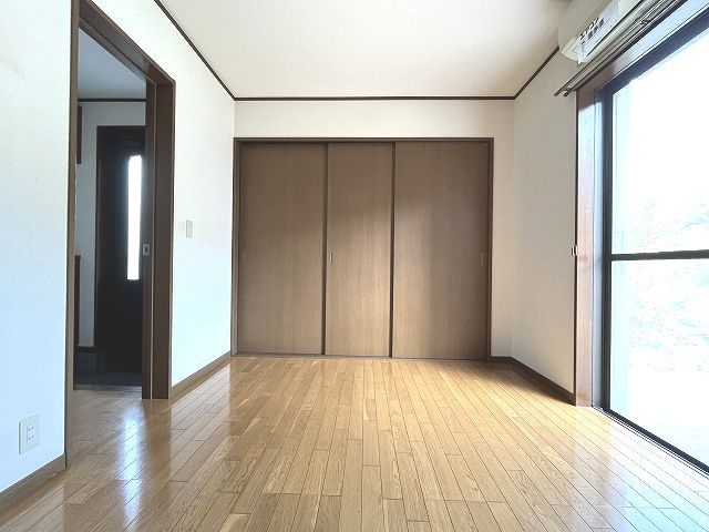 孕西町貸家の洋室|収納付きの洋室です