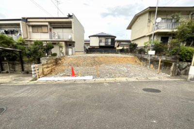 【外観】 | 伏見区醍醐下端山町　注文建築　建築条件なし　土地 | 最寄り駅には《アル・プラザ醍醐》がありショッピングが気軽に楽しめます。また、スポーツクラブやカルチャー教室も充実していますので、健康で前向きな生活が楽しめます。