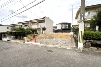 【前面道路含む現地写真】 | 伏見区醍醐下端山町　注文建築　建築条件なし　土地 | 広い児童公園《上端山児童公園》が徒歩1分にあります。保育園も徒歩3分ととても近く、子育て世代の方にもおすすめのエリアです。