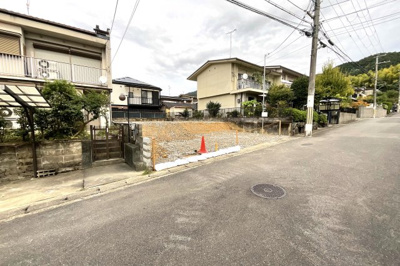 【前面道路含む現地写真】 | 伏見区醍醐下端山町　注文建築　建築条件なし　土地 | 間口が8.8ｍと広く、並列で車が3台停められますねヽ(^。^)ノ