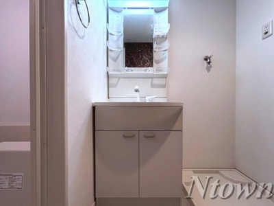 【独立洗面台】 | アルメリアⅡ | 独立洗面台、小物を置くことができて便利です