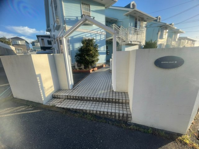 クィーンズコート東落合B棟のエントランス