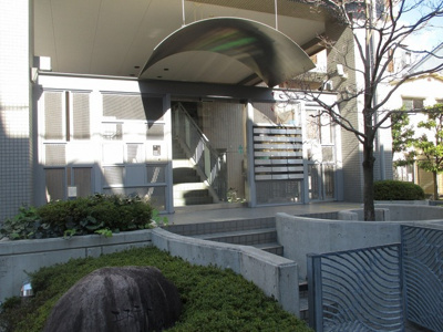 【エントランス】 | エステート小松 | 落ちついた外観にマッチしたエントランスです