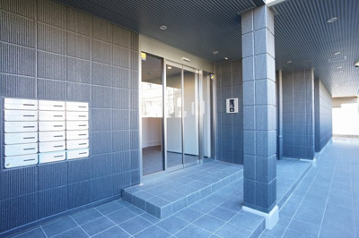 【エントランス】 | The Ark | オートドアのあるエントランスです。