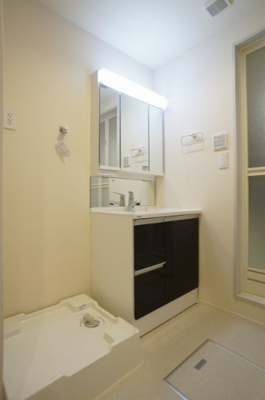 【洗面所】 | The Ark | 三面鏡付き洗髪洗面化粧台と洗濯機置場のある洗面所内です