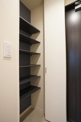 【収納】 | The Ark | 可動式棚のある天井高シューズクロークです