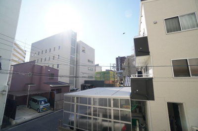 【展望】 | コープ野村二葉の里（リノベ中） | 【シティービュー】
都会の物件からの眺望を想像すると、
周りの建物に押しつぶされそうになりますが、
本物件目の前の建物との距離もあり、
視界が開けて青空を楽しむことができます。