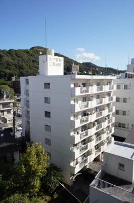 【外観】 | コープ野村二葉の里（リノベ中） | 【資料には掲載していない情報】
物件の陽当りや通風・仕様設備やお部屋の大きさの比較、
近隣・周辺環境や街並みなど、資料には掲載していない情報が
現地にはたくさんあります。是非ご確認ください。