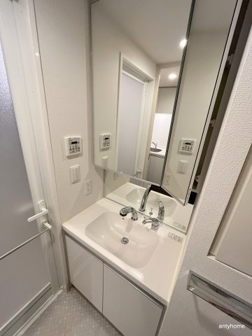 コンフォリア江坂　仲介手数料無料の洗面所