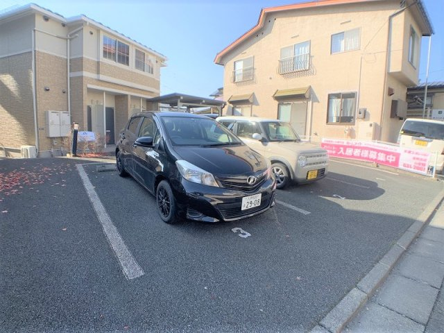 トラッドハウス愛宕の駐車場