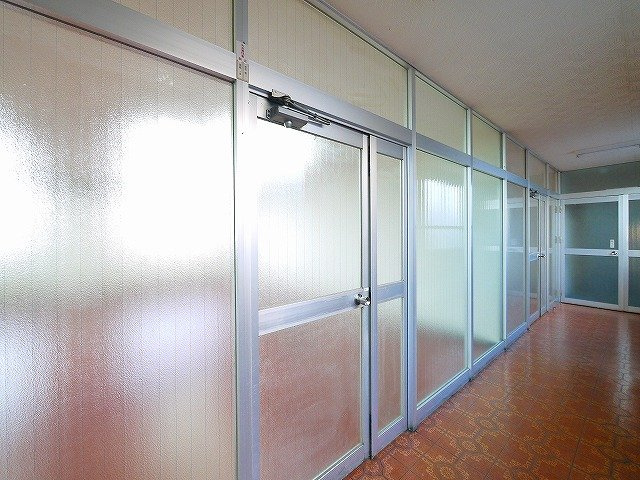 大和本社ビル別館の玄関|明るい玄関です