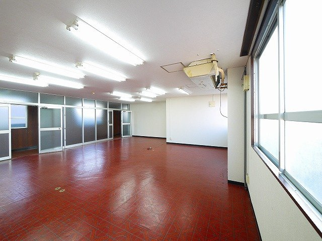 大和本社ビル別館の内装|明るい室内です