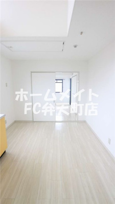 【居間・リビング】 | UTレジデンス弁天町 | こちらの居間で趣味の時間をお楽しみください