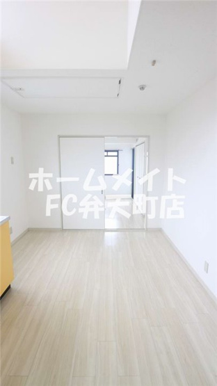 【居間・リビング】 | UTレジデンス弁天町 | こちらの居間で趣味の時間をお楽しみください