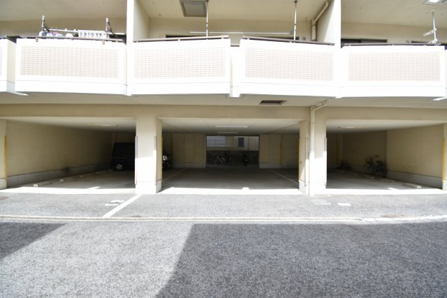メゾンカルム岸和田の駐車場