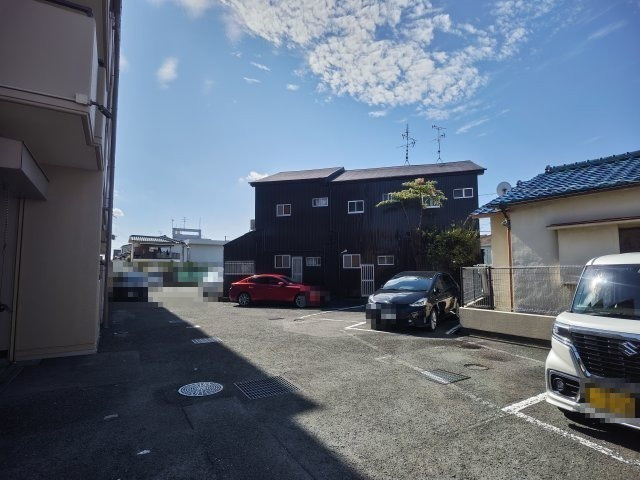 【駐車場】 | バーンフリート寝屋川 | 車をお持ちの方に嬉しい駐車場付きの物件です