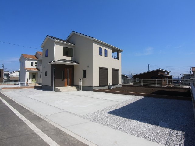 新築　北群馬郡吉岡町上野田第2　Livele Garden.S　5号棟の駐車場|現地写真　 駐車スペース広々！並列3台+1台置けます♪					
