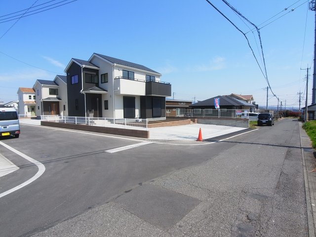 新築　北群馬郡吉岡町上野田第2　Livele Garden.S　6号棟の前面道路含む現地写真|現地写真　西側接道幅員約6ｍ　南側接道幅員約5ｍ
