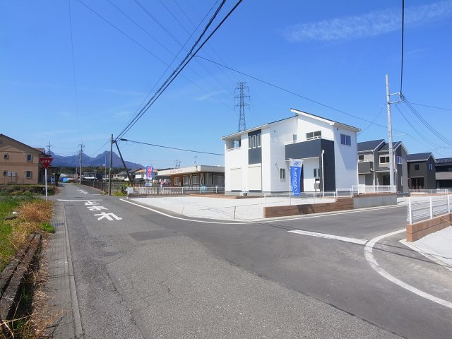 新築　北群馬郡吉岡町上野田第2　Livele Garden.S　1号棟の前面道路含む現地写真|現地写真　南側接道幅員約5ｍ　西側接道幅員約5.9ｍ　中央位置指定道路幅員6ｍ	