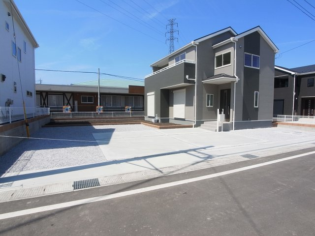 新築　北群馬郡吉岡町上野田第2　Livele Garden.S　2号棟の駐車場|現地写真　 駐車スペース広々！5台置けます♪					
