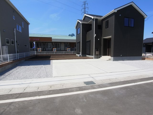 新築　北群馬郡吉岡町上野田第2　Livele Garden.S　3号棟の駐車場|現地写真　 駐車スペース広々！並列4台+1台置けます♪					
