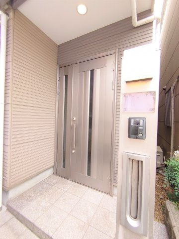 鳥居町中古戸建の外観|ポストと玄関ドア