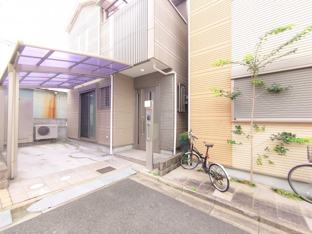 鳥居町中古戸建の前面道路含む現地写真|カーポート付きのガレージスペース