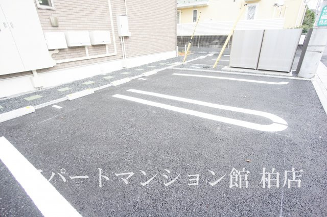 レジデンス　カサノⅣの駐車場