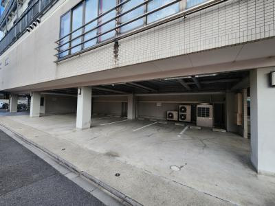 ルーセント二条の駐車場