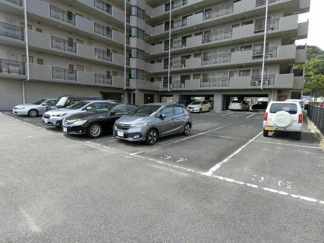 リバーコートの駐車場