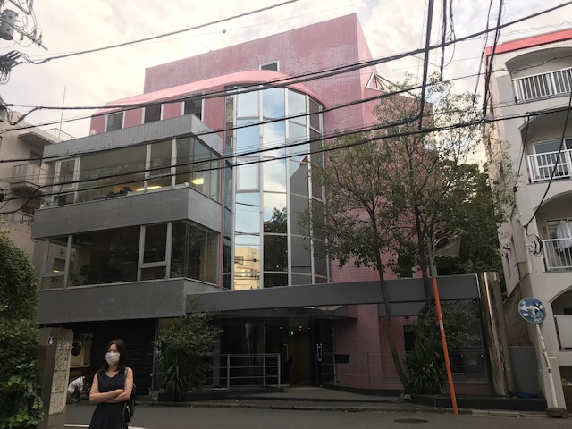 アカデミービルの外観