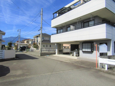 【前面道路含む現地写真】 | 事務所・賃貸部屋付中古戸建　中央市井之口 | 前面道路含む現地写真です