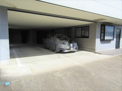 【駐車場】 | 事務所・賃貸部屋付中古戸建　中央市井之口 | 車をお持ちの方に嬉しい駐車場付きの物件です