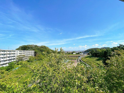 【展望】 | 菅北浦5丁目貸家 | バルコニーからの眺望です♪周りに視界を遮る建物がないので景色がよく見渡せます！