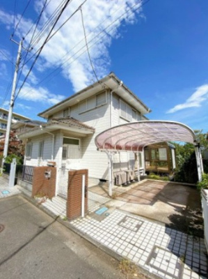 【駐車場】 | 菅北浦5丁目貸家 | いつでも目の届く敷地内に駐車場があります♪屋根付きなので、雨の時の乗り降りもらくらく♪お車をお持ちのファミリーさんにオススメです☆
